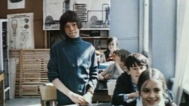 Не болит голова у дятла. Сева Мухин — или попросту Муха, как зовут его друзья — одаренный человек, мечтающий стать музыкантом, ударником в ансамбле. Он везде слышит музыку — в скрипе старых ворот, шуме дождя и в дроби дятла...Режиссер: Динара Асанова.В ролях: Александр Жезляев.СССР. 1974 год.