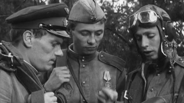 Хроника пикирующего бомбардировщика. 1944 год. Молодые ребята, вчерашние школьники и студенты ведут ежедневную битву с врагом. Незначительный эпизод для «карты военных действий» — поиск скрытого вражеского аэродрома — становится сюжетной основой фильма.Режиссер: Наум Бирман.В ролях: Юрий Толубеев, Геннадий Сайфулин, Олег Даль, Лев Вайнштейн, Александр Граве.СССР. 1967 год.